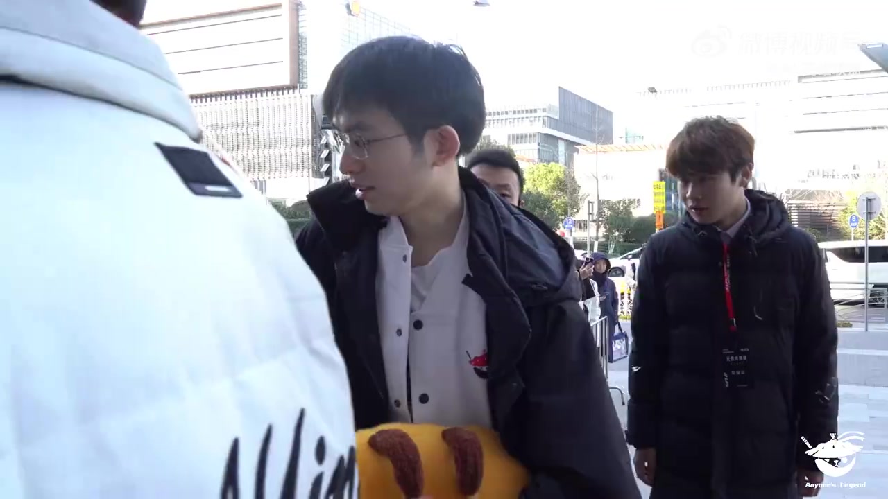 png电子官网AL发布赛场Vlog:Flandre离开场馆收到粉丝赠送的鲜花