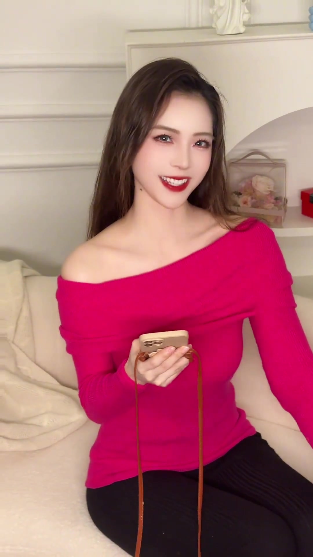 电子png游戏LPL主持余霜分享小小迦娜Cos视频：有你，就是好天气