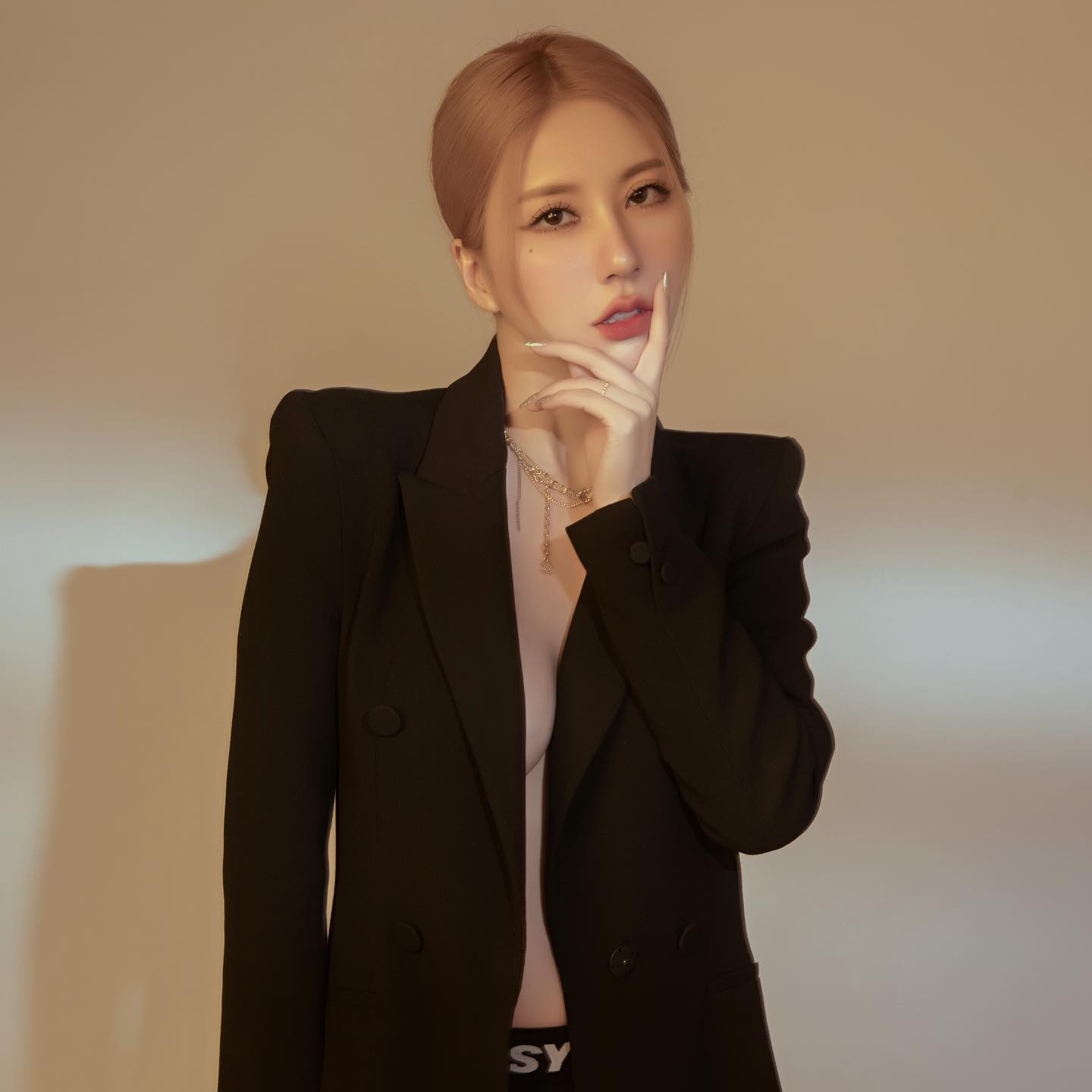 png电子网站😡不要乱摸好吗？“黑人”咸猪手韩国美女啦啦队员 遭球迷怒喷